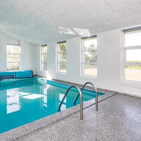 Holiday home Five-bedroom In 1